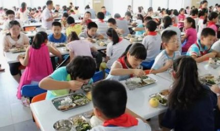 渭南市临渭区为课后服务学生统一提供晚餐：小学4元/餐，初中5元/餐
